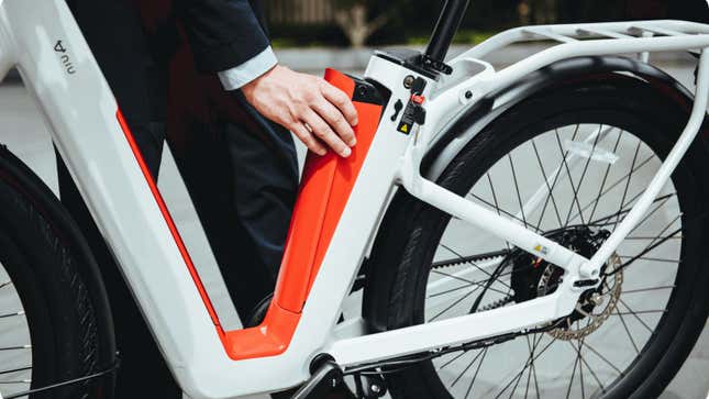 Una foto de las dos baterías de la NIU E Bike. 